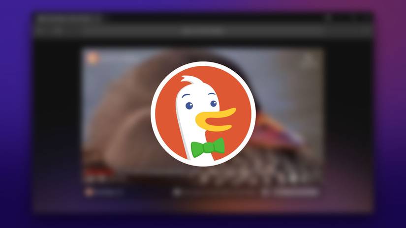 O logotipo do navegador DuckDuckGo em uma tela de laptop desfocada.