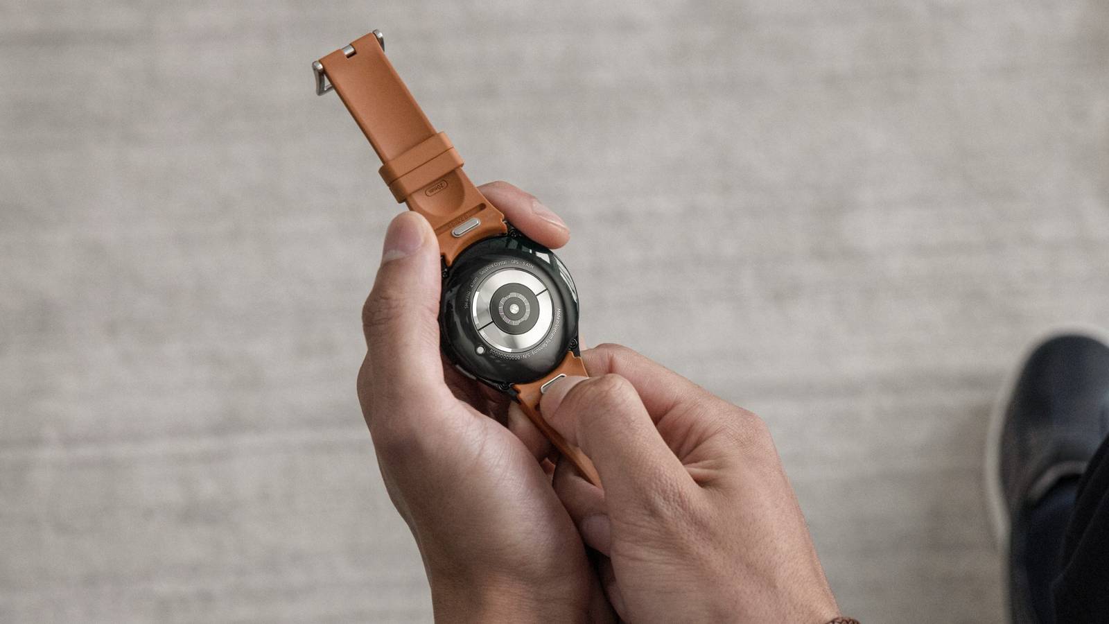 Does the Samsung Galaxy Watch Classic use standard bands?