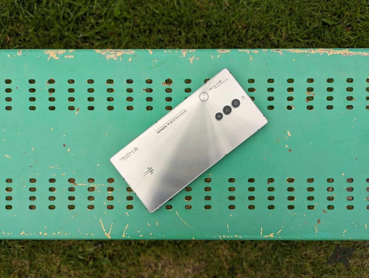 REDMAGIC 8S PRO 映らないうすい縦の ヒビあり REDMAGIC 8S PRO 映ら