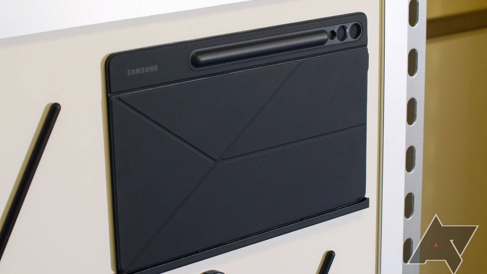 Does the Samsung Galaxy Tab S9 come with an S Pen?