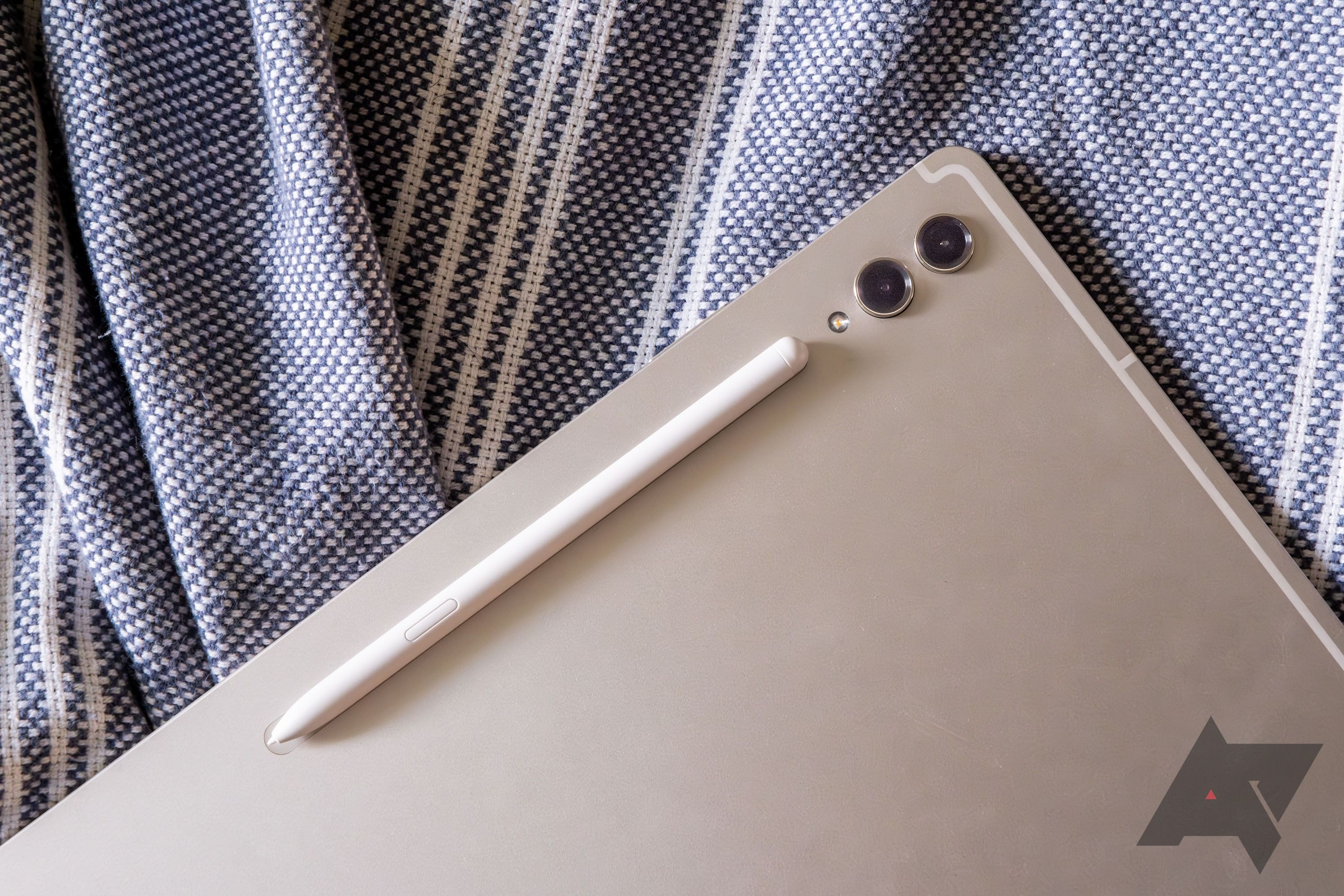 Does the Samsung Galaxy Tab S9 Ultra come with an S Pen?