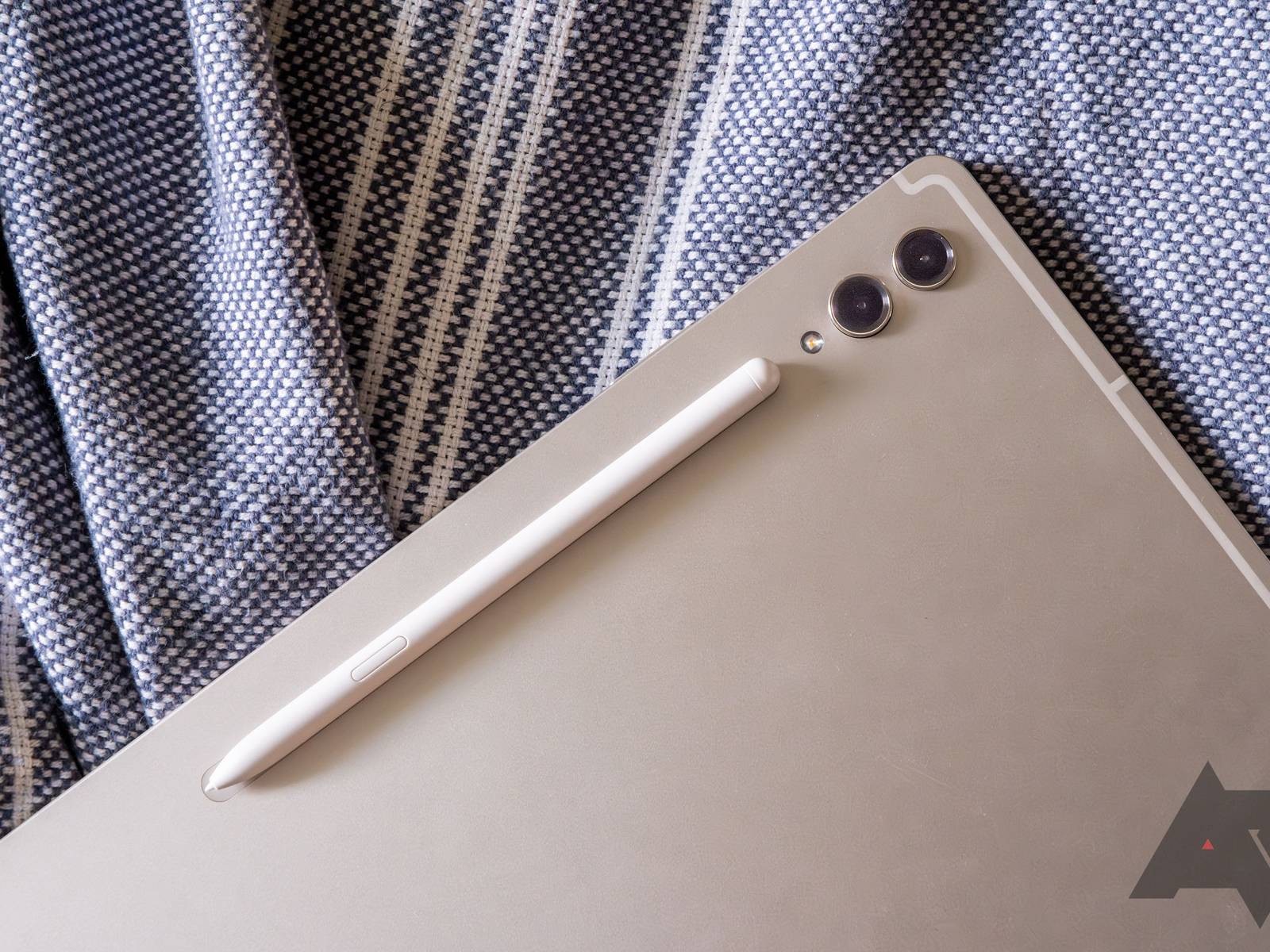 Does the Samsung Galaxy Tab S9 Ultra come with an S Pen?