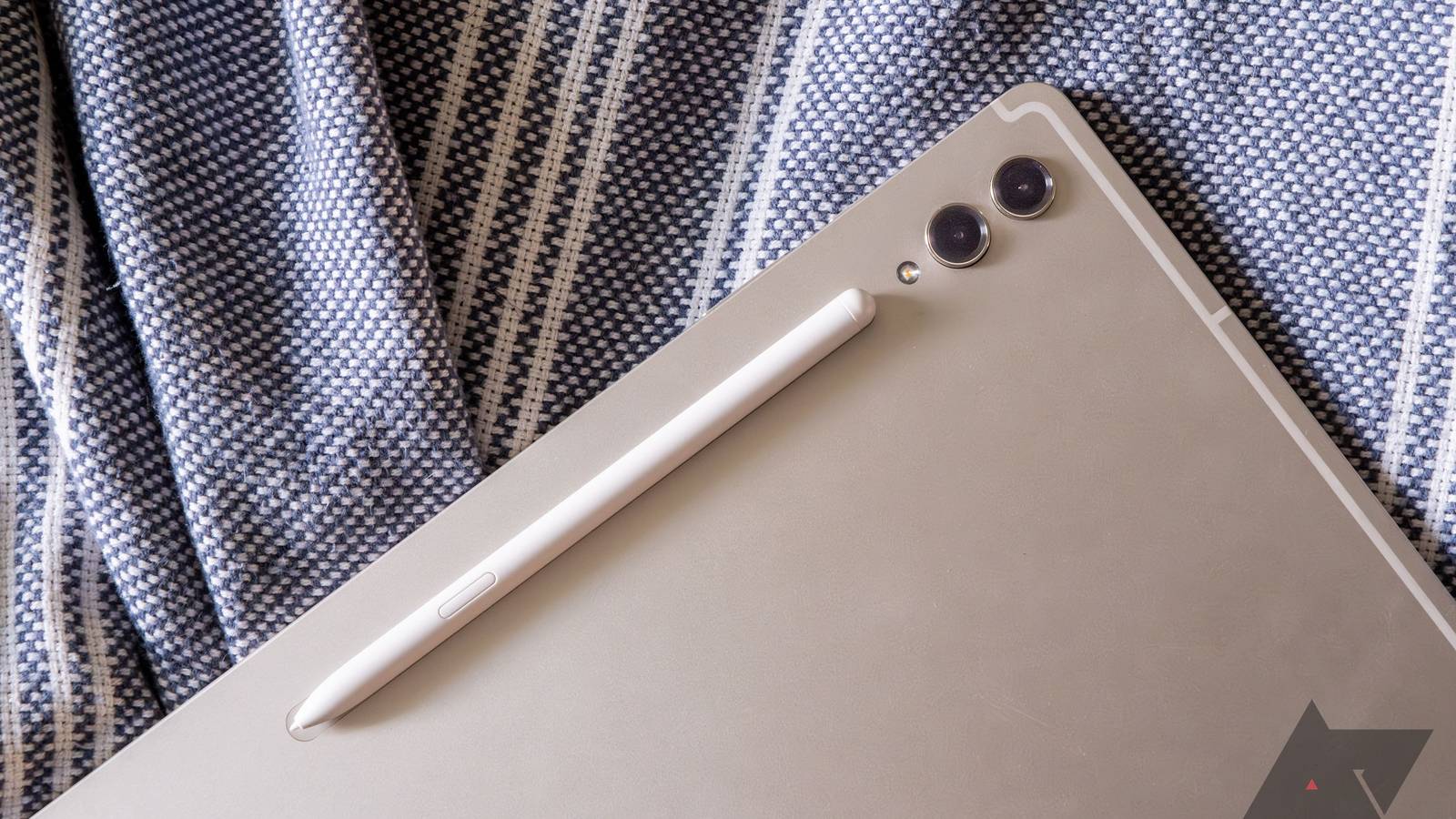 Does the Samsung Galaxy Tab S9 Ultra come with an S Pen?