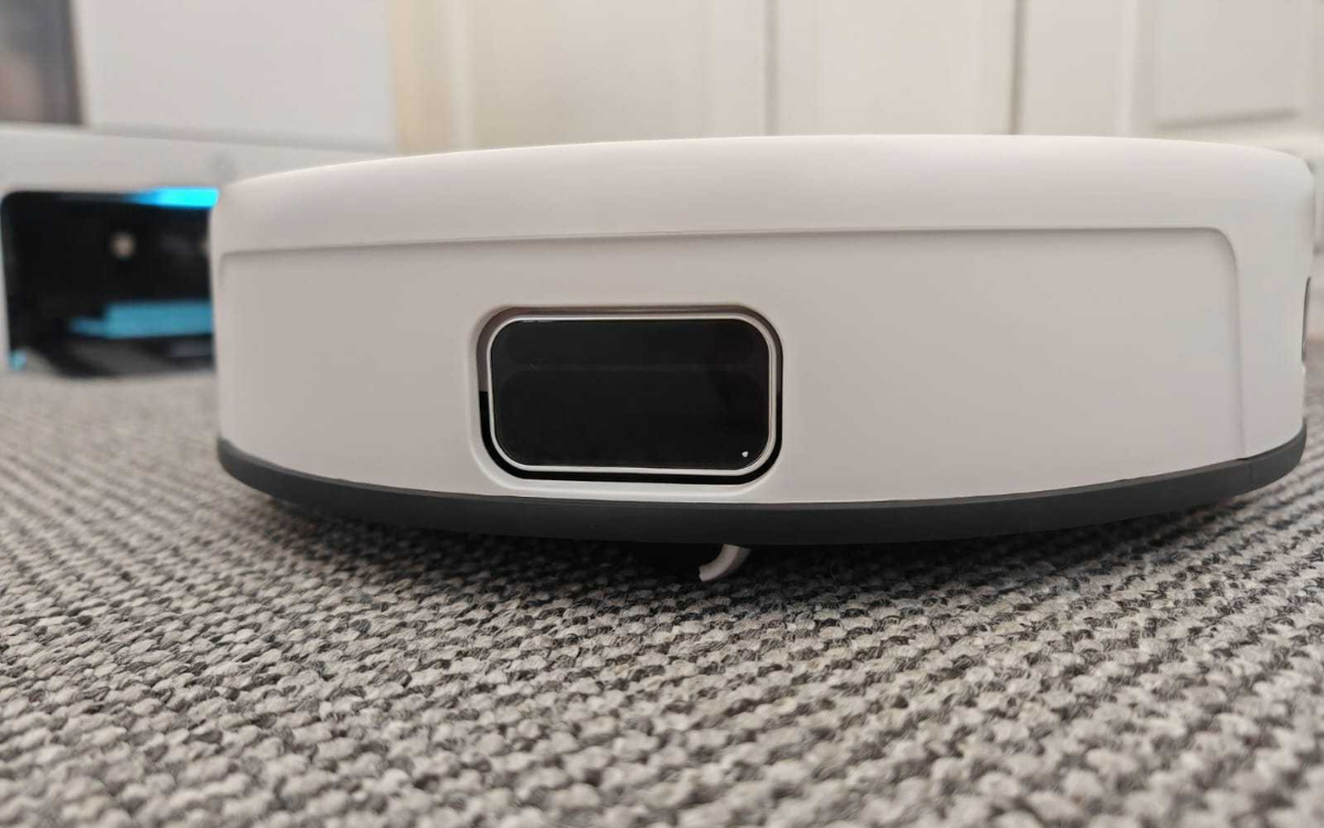 Yeedi Dice robovac cleansing carpet