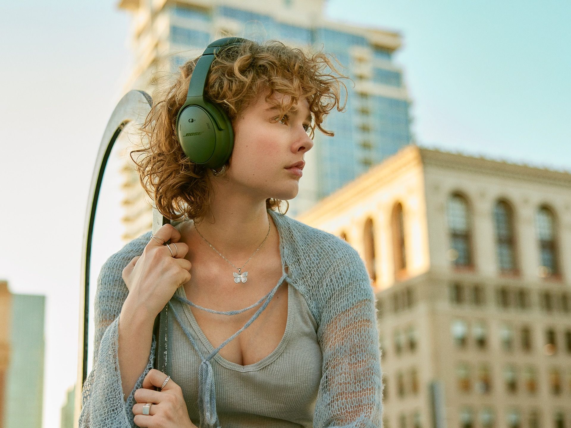 bose-quietcomfort-headphones-green-lifestyle
