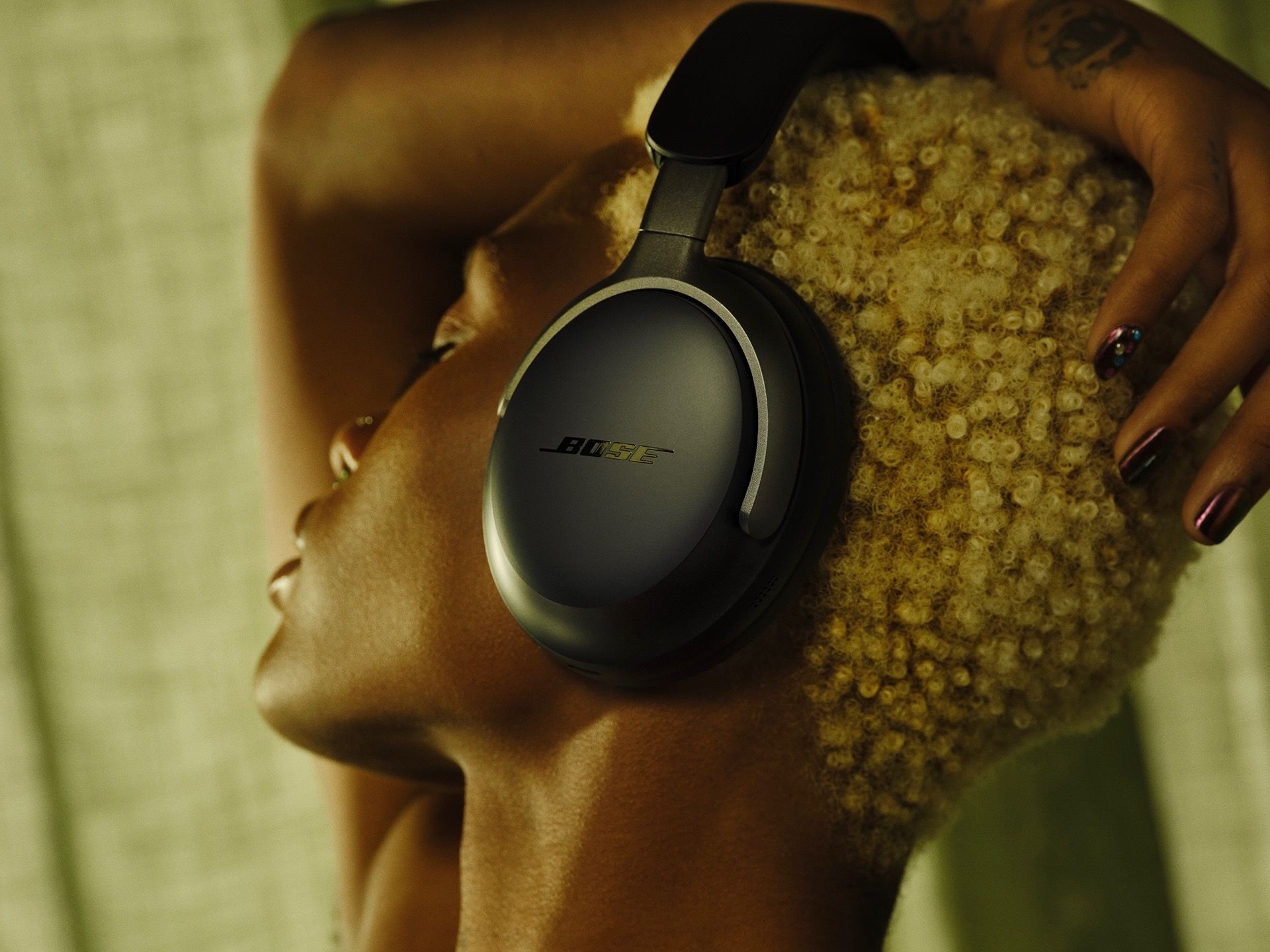 bose-quietcomfort-ultra-headphones-lifestyle-dark