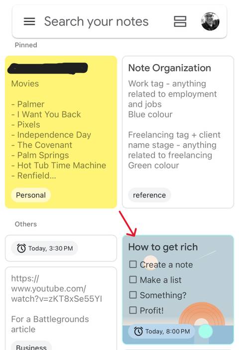 スマホでGoogle Keepの色分けされたメモを一覧で見ている画面。黄色、青、ピンクなど色ごとにメモが分けられている