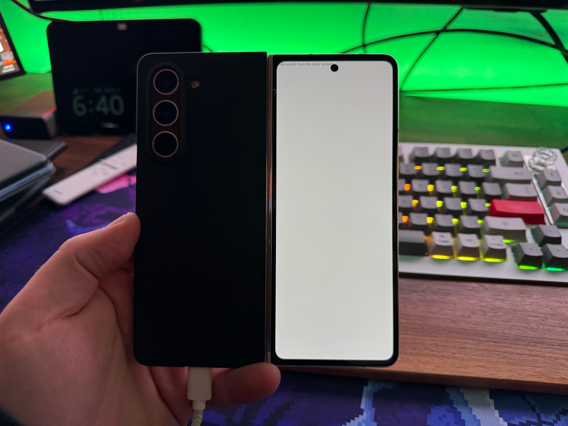 Android 14 finally lets apps show content on both screens on a foldable