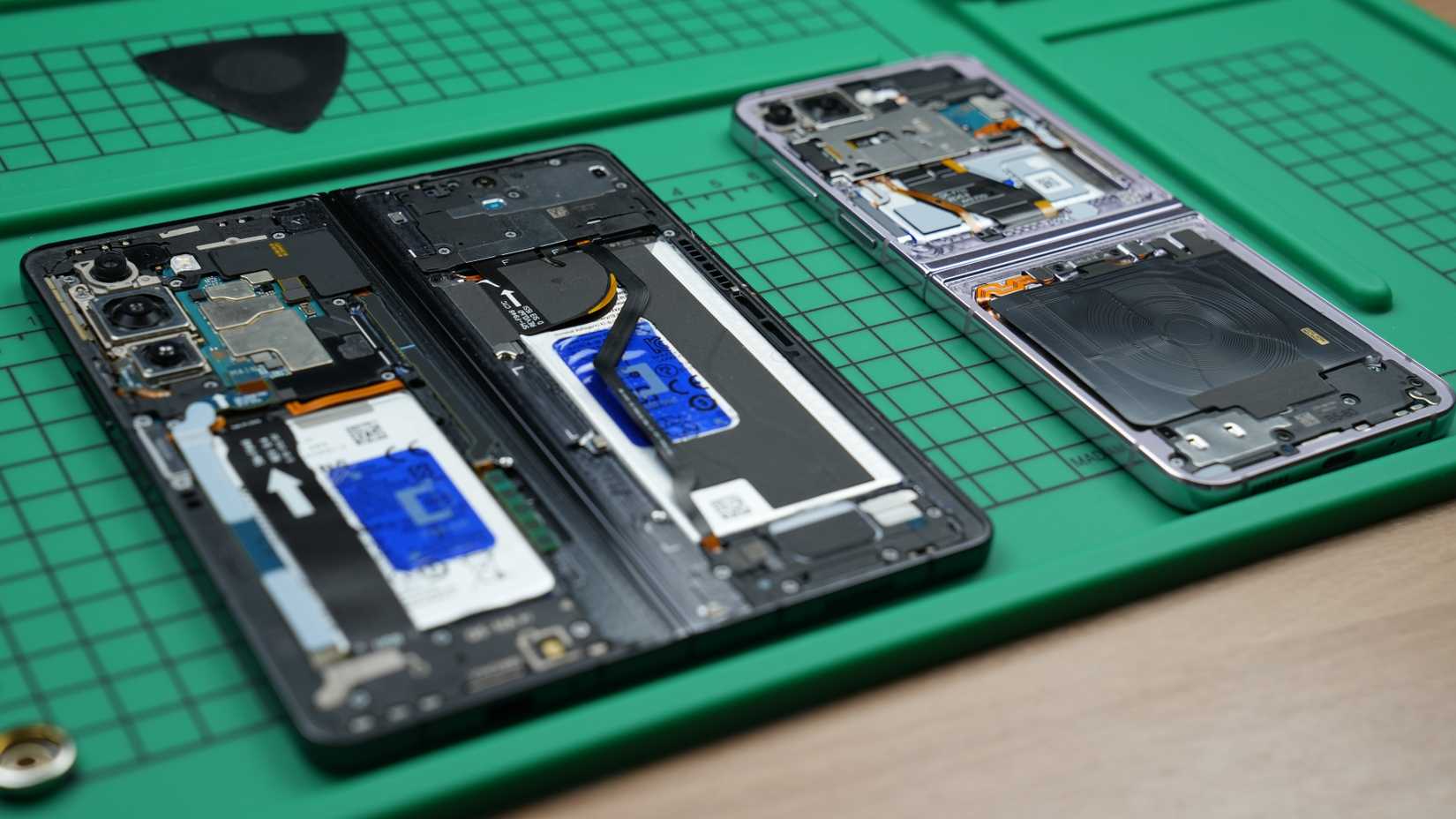 Uma imagem de um telefone Samsung Galaxy aberto
