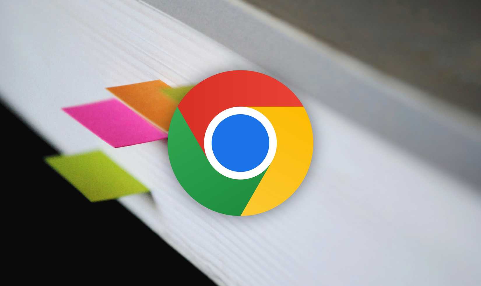 Logo di Google Chrome su un libro con segnalibri allegati alle pagine.