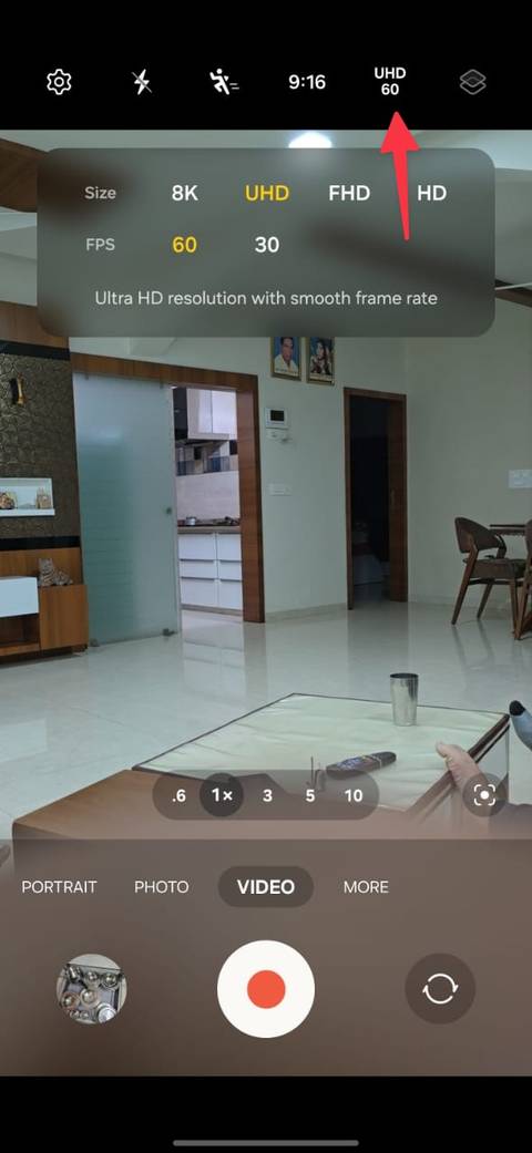 سهم أحمر ثابت يشير إلى خيار دقة الفيديو على Galaxy S24