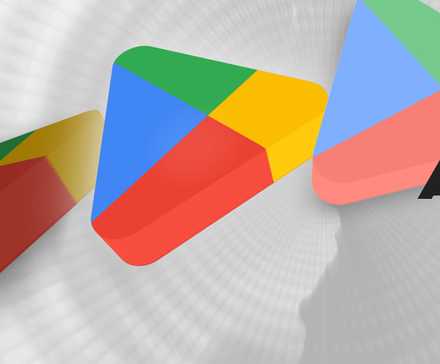Três setas da Google Play Store seguidas contra um fundo cinza.