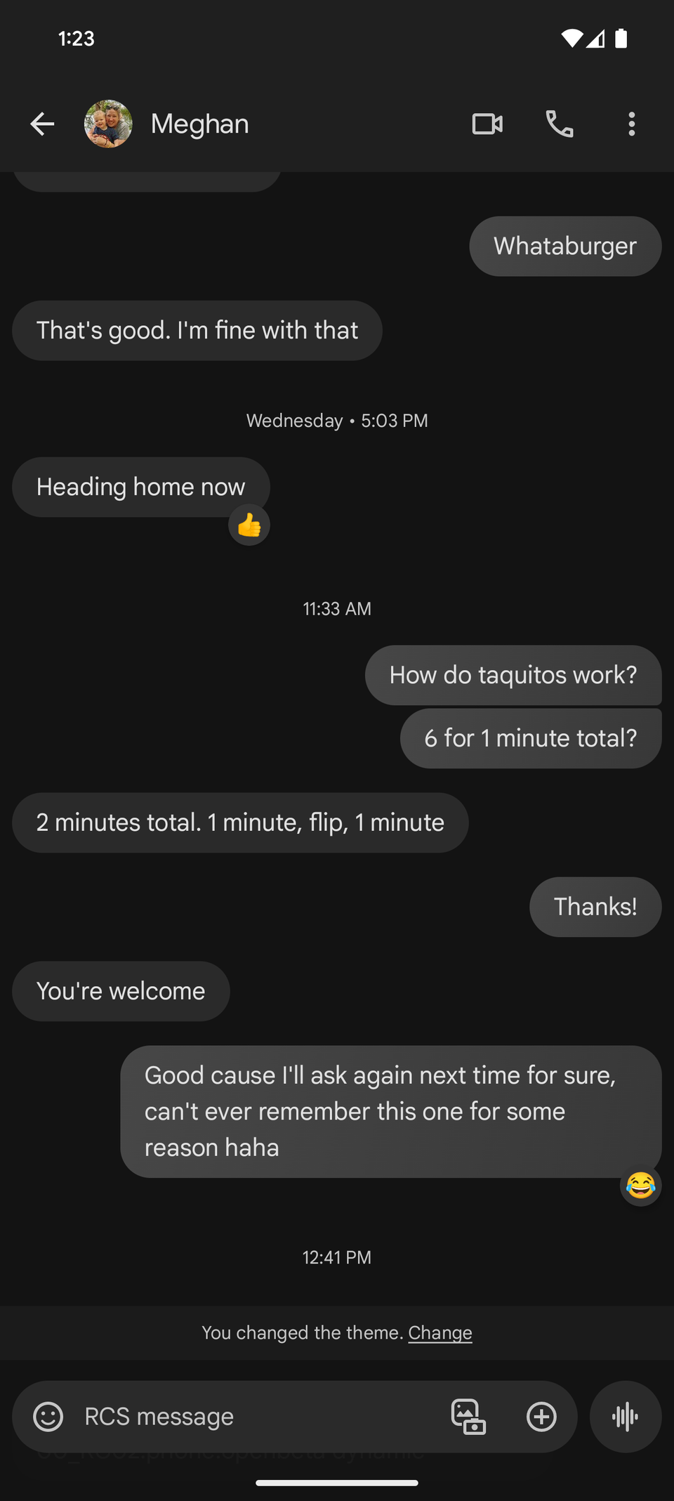 Στιγμιότυπο οθόνης ενός νήματος του Google Message με την προεπιλεγμένη επιλογή χρώματος που εφαρμόζεται σε σκοτεινή λειτουργία