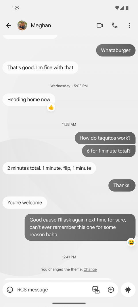 Google Messages is starting to roll out custom RCS colors