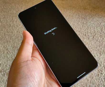تم الإمساك بهاتف Pixel 8 Pro أثناء إيقاف تشغيله