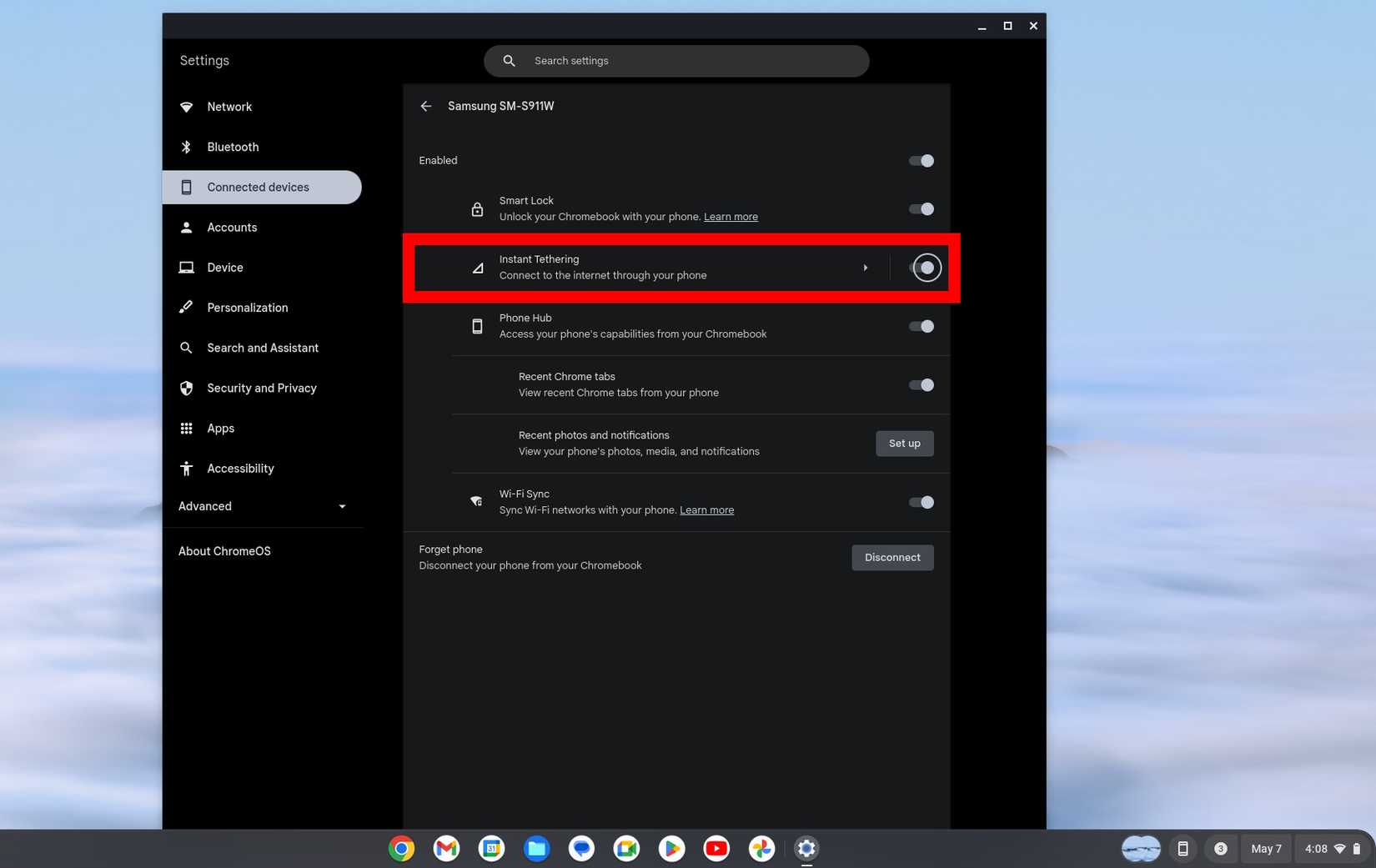 contorno de retângulo vermelho sobre a alternância de tethering instantâneo em dispositivos conectados nas configurações do Chromebook