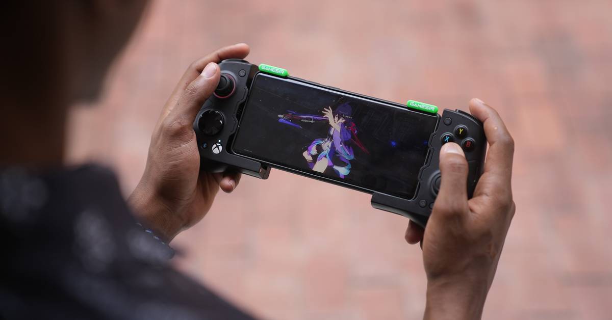 gamesir-x4-aileron-in-hand.JPG