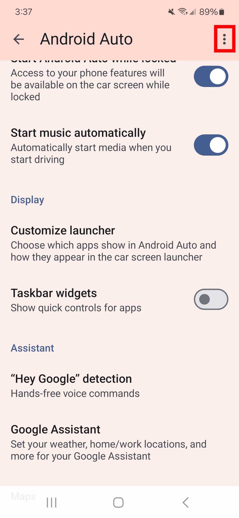 مخطط مستطيل أحمر فوق أيقونة ثلاثية النقاط في تطبيق Android Auto