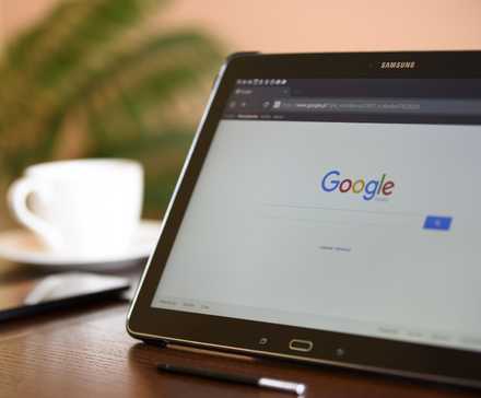 كيفية منع الإعلانات على هاتفك أو جهازك اللوحي الذي يعمل بنظام Android 11 صفحة بحث جوجل على جهاز سامسونج اللوحي