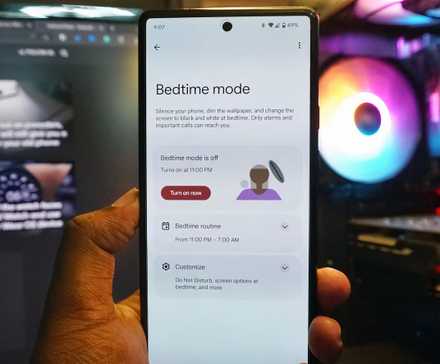 Uma pessoa segura um telefone com o modo hora de dormir aberto