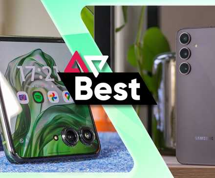 Motorola Razr+ 2024 ao lado do Samsung Galaxy S24+ com o logotipo AP Best no meio em um fundo verde.