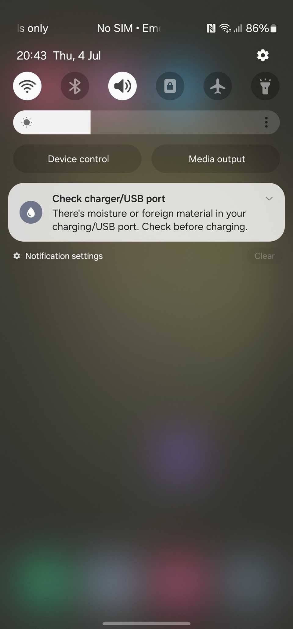 كيفية مسح إشعار اكتشاف الرطوبة على هاتف Samsung Galaxy الخاص بك 2 إشعار للتحقق من منفذ USB على هاتف سامسونج