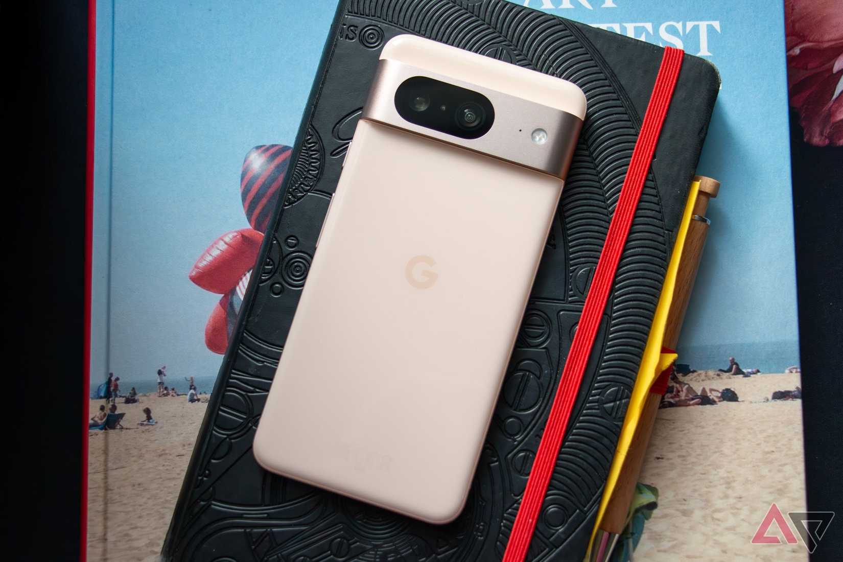Google Pixel 8 Pro appoggiato con lo schermo rivolto verso il basso su un taccuino nero