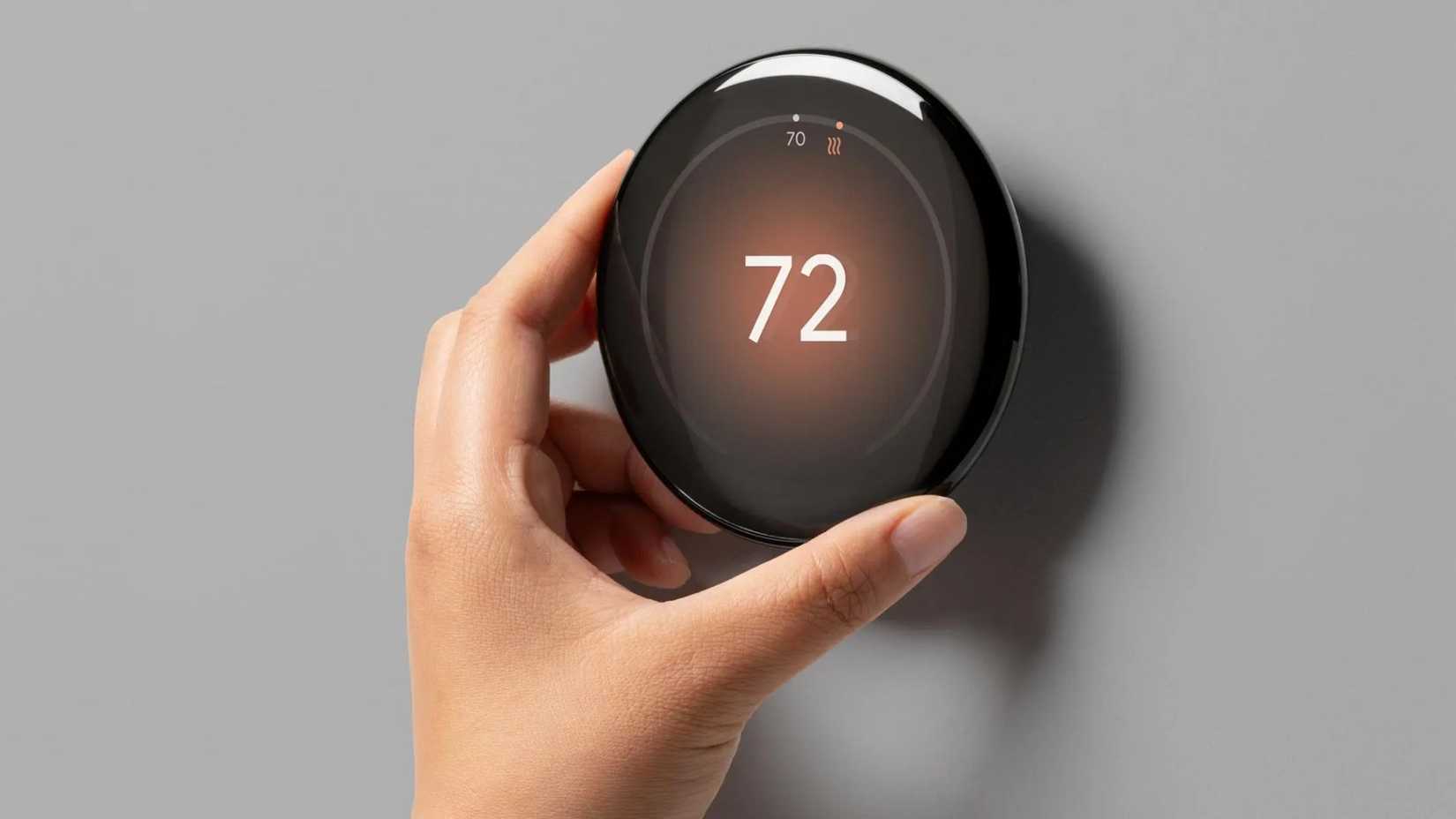 Girando a mano il quadrante su Google Nest Learning Thermostat