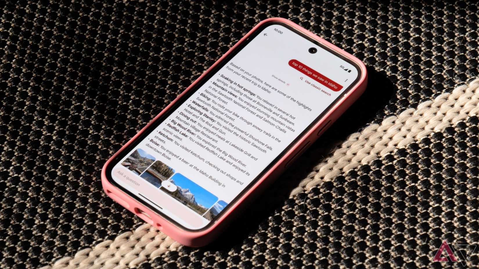 Ferramenta de pesquisa Ask Photos do Google exibida em um smartphone Google Pixel 9