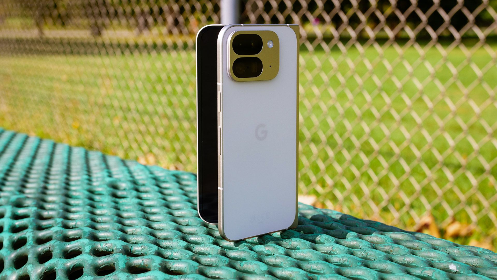 Google　Pixel9Pro Fold The Pixel 9 Pro Fold is here with a bigger screen and no