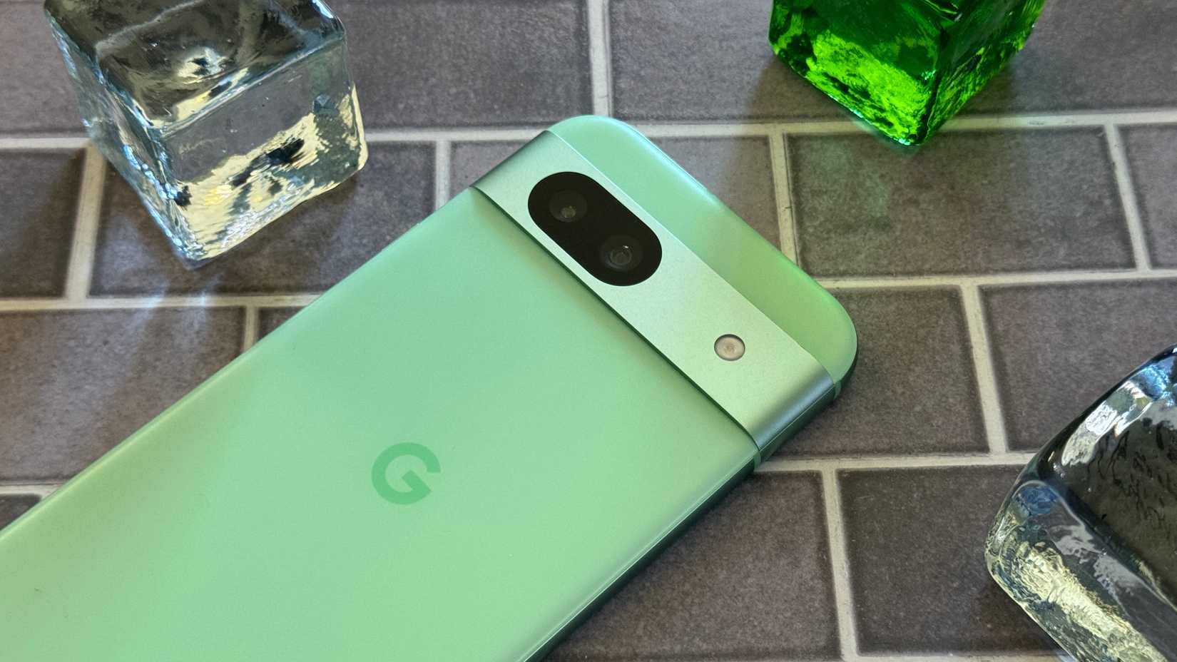 Google Pixel 8a contra contas de vidro