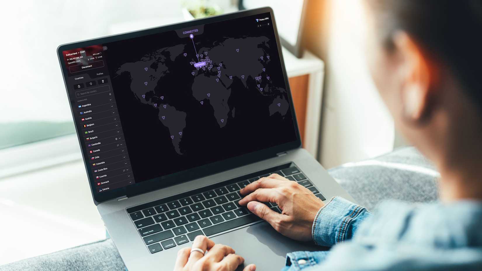 6 خرافات حول VPN تتكرر باستمرار 2 شخص يتصفح تطبيق Proton VPN على جهاز كمبيوتر محمول