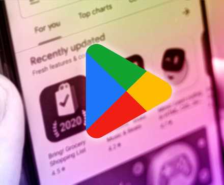 ilustração fotográfica de uma pessoa segurando um telefone com o logotipo do Google Play