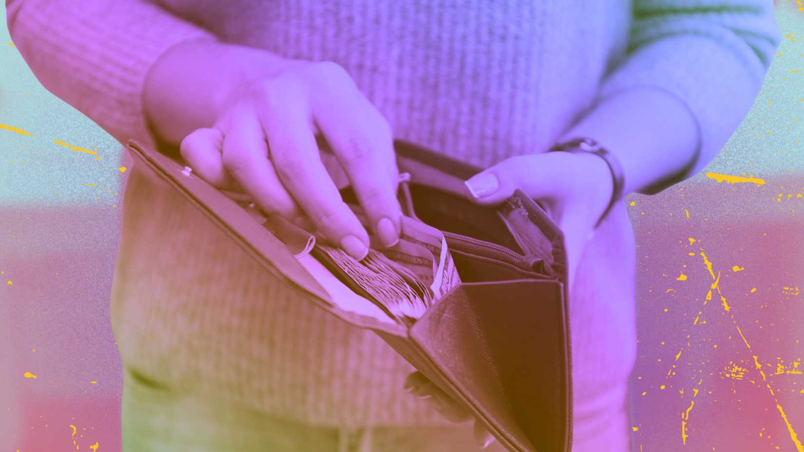 Uma foto estilizada de uma mão enfiando a mão em uma carteira.