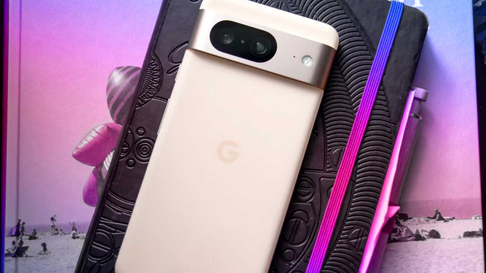 Il Google Pixel 8 appoggiato su un notebook.