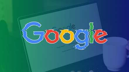 Scuotendo il logo di Google con la home page di Ricerca Google aperta su un laptop accanto a una tazza bianca sullo sfondo sfumato verde e blu