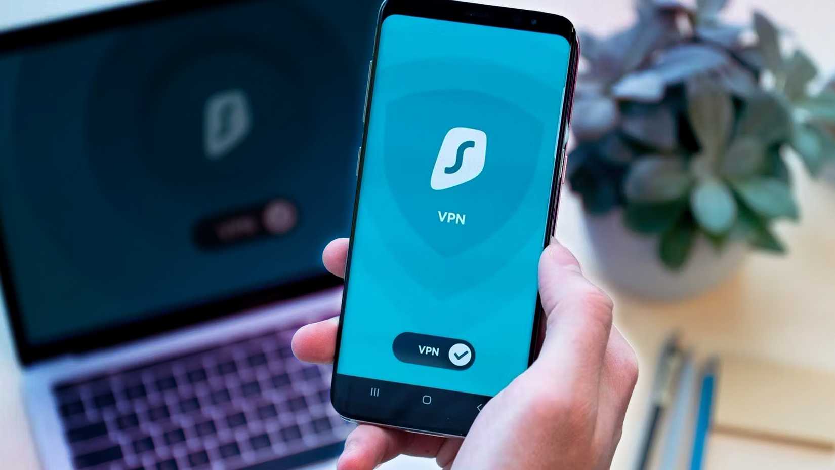 هاتف يُظهر شبكة VPN نشطة