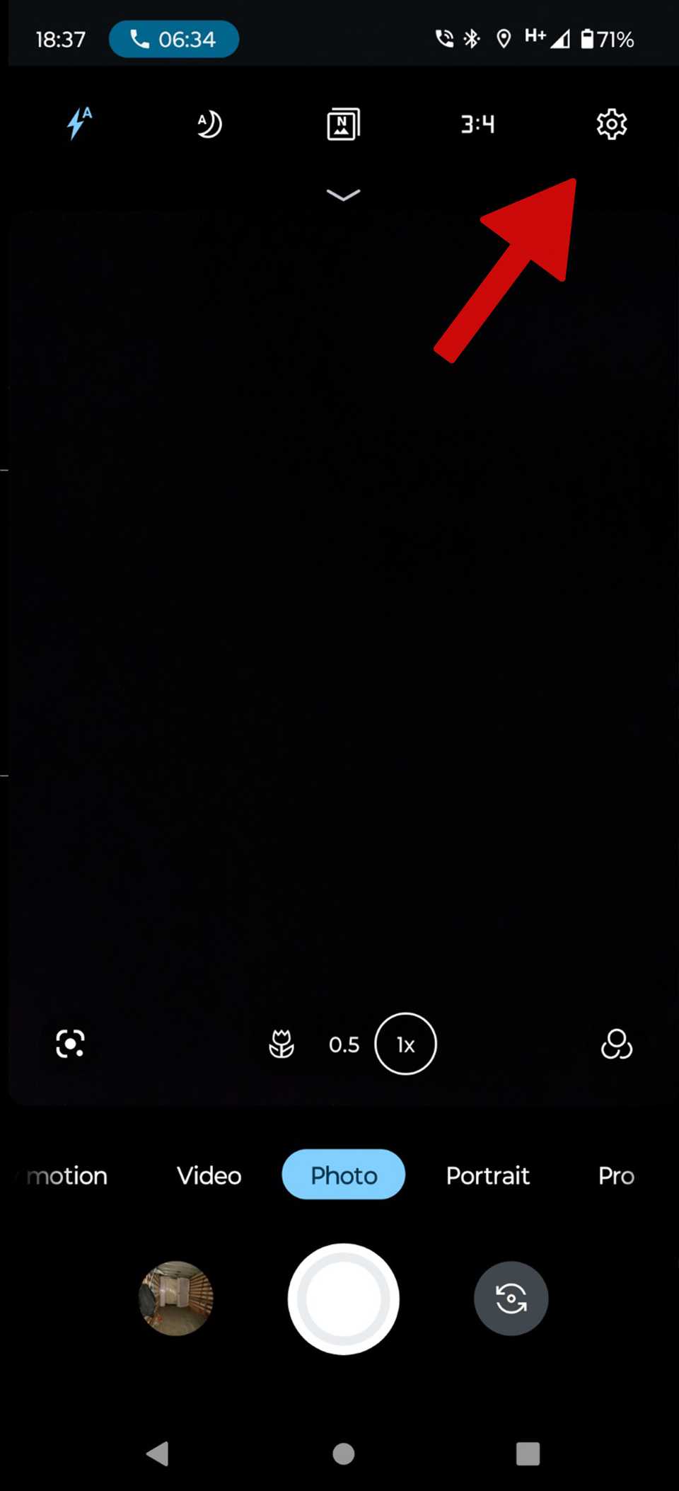 App fotocamera Motorola aperta con la freccia rossa che punta al pulsante Impostazioni