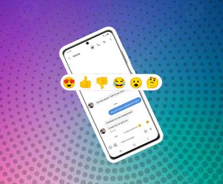 Um telefone Android mostrando mensagens de texto com vários emojis em primeiro plano