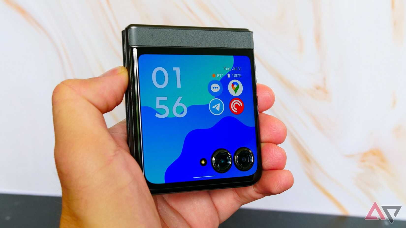 Uma mão segurando um Motorola Moto Razr 2024