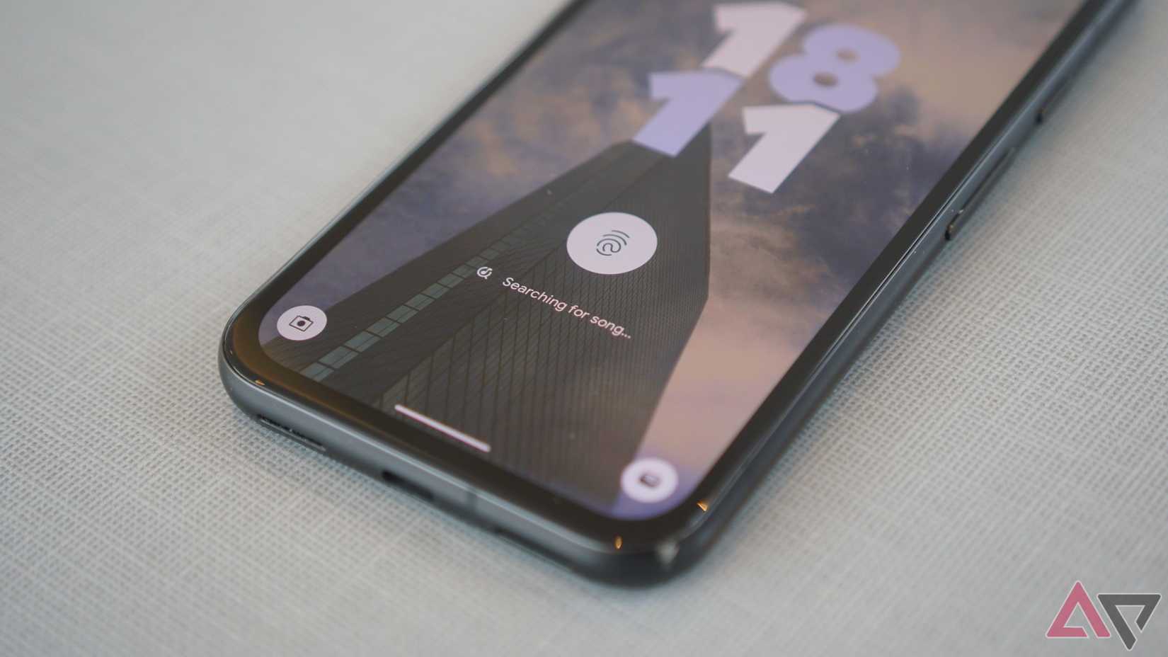 Un dispositivo pixel su un tavolo con Now Playing alla ricerca di un brano.