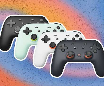Quatro Google Stadia controlados um ao lado do outro em um fundo multicolorido