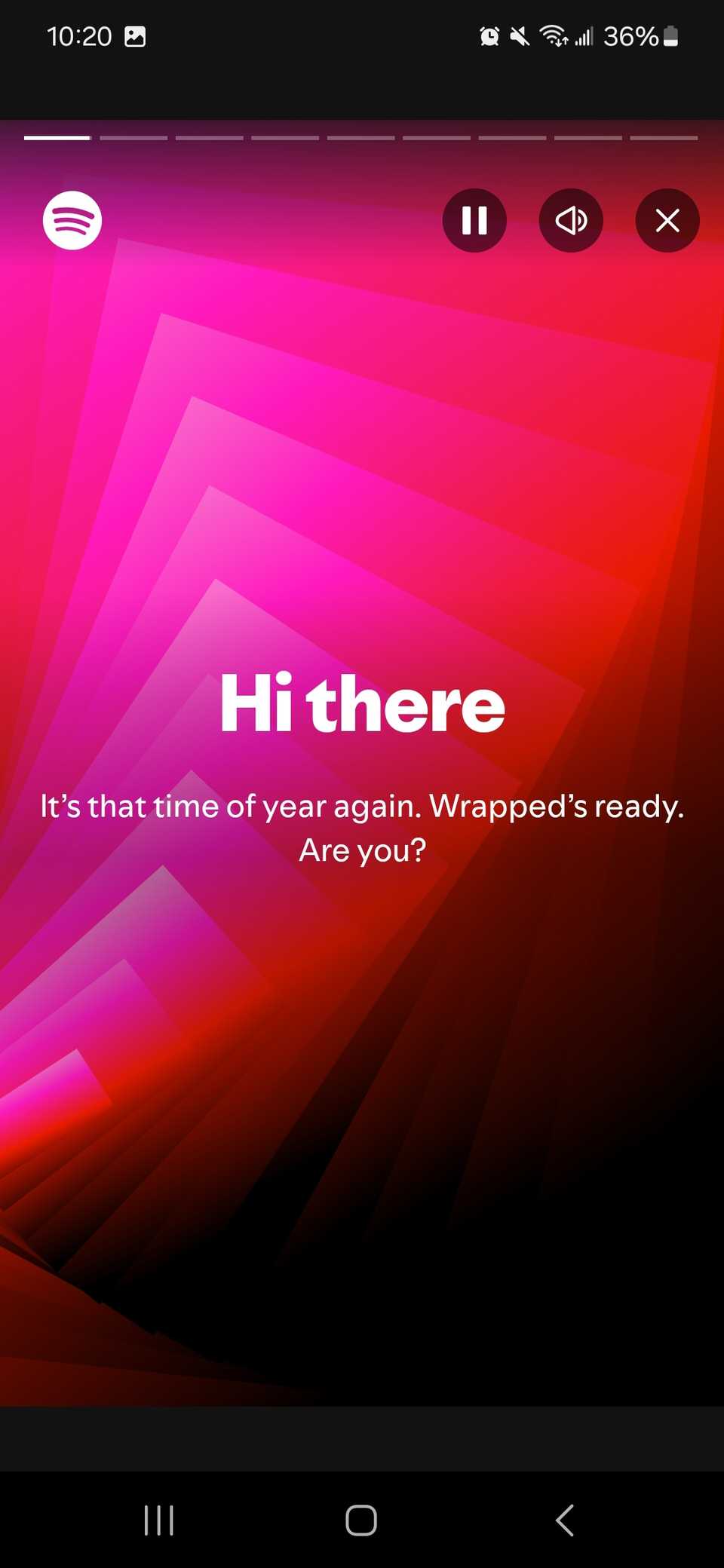 الشريحة الأولى من Spotify Wrapped 2024 مع زر الإيقاف المؤقت ومستوى الصوت والعودة في الزاوية اليمنى العليا