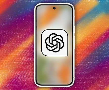 O logotipo ChatGPT em um telefone celular contra um cenário estilizado