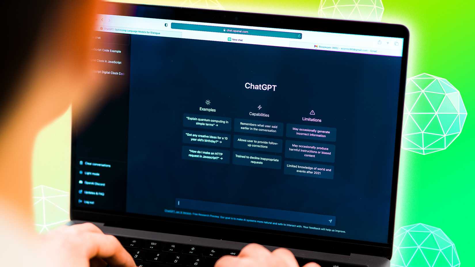 Pessoa usando ChatGPT em um laptop exibindo exemplos, capacidades e limitações na tela.