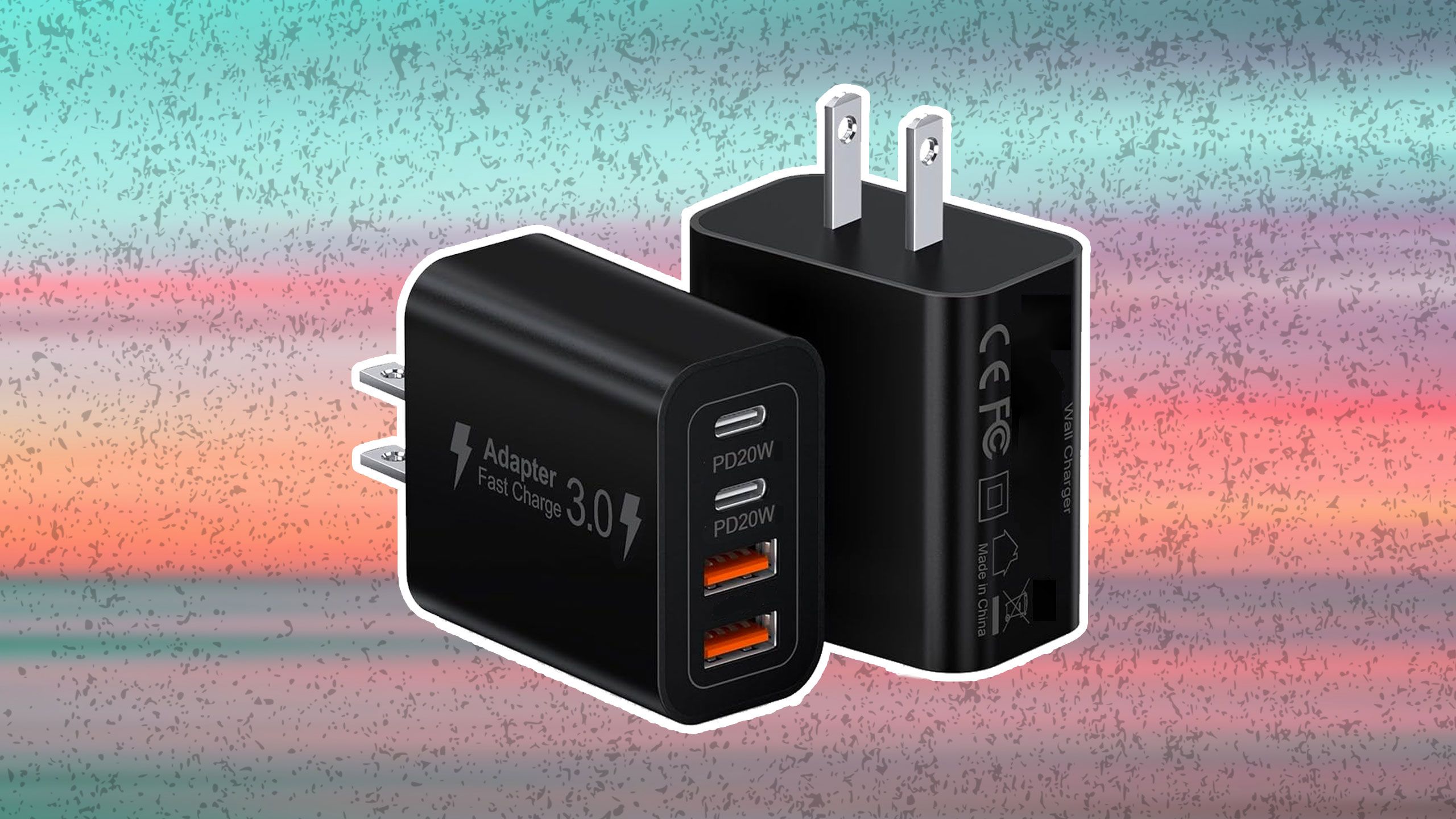 una coppia di blocchi di ricarica USB-A / USB-C su uno sfondo multicolore