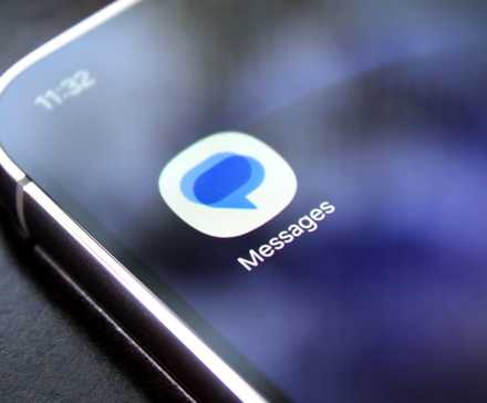 Logotipo do aplicativo Samsung Messages na tela do telefone.