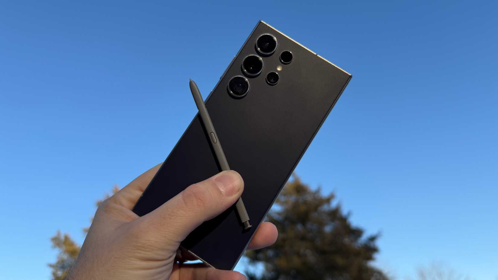 Samsung Galaxy S24 Ultra sendo segurado contra o céu