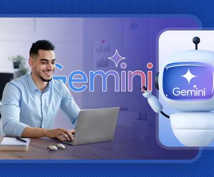 Um homem trabalhando em seu laptop, com um robô de IA ao lado dele segurando o logotipo da Gemini.