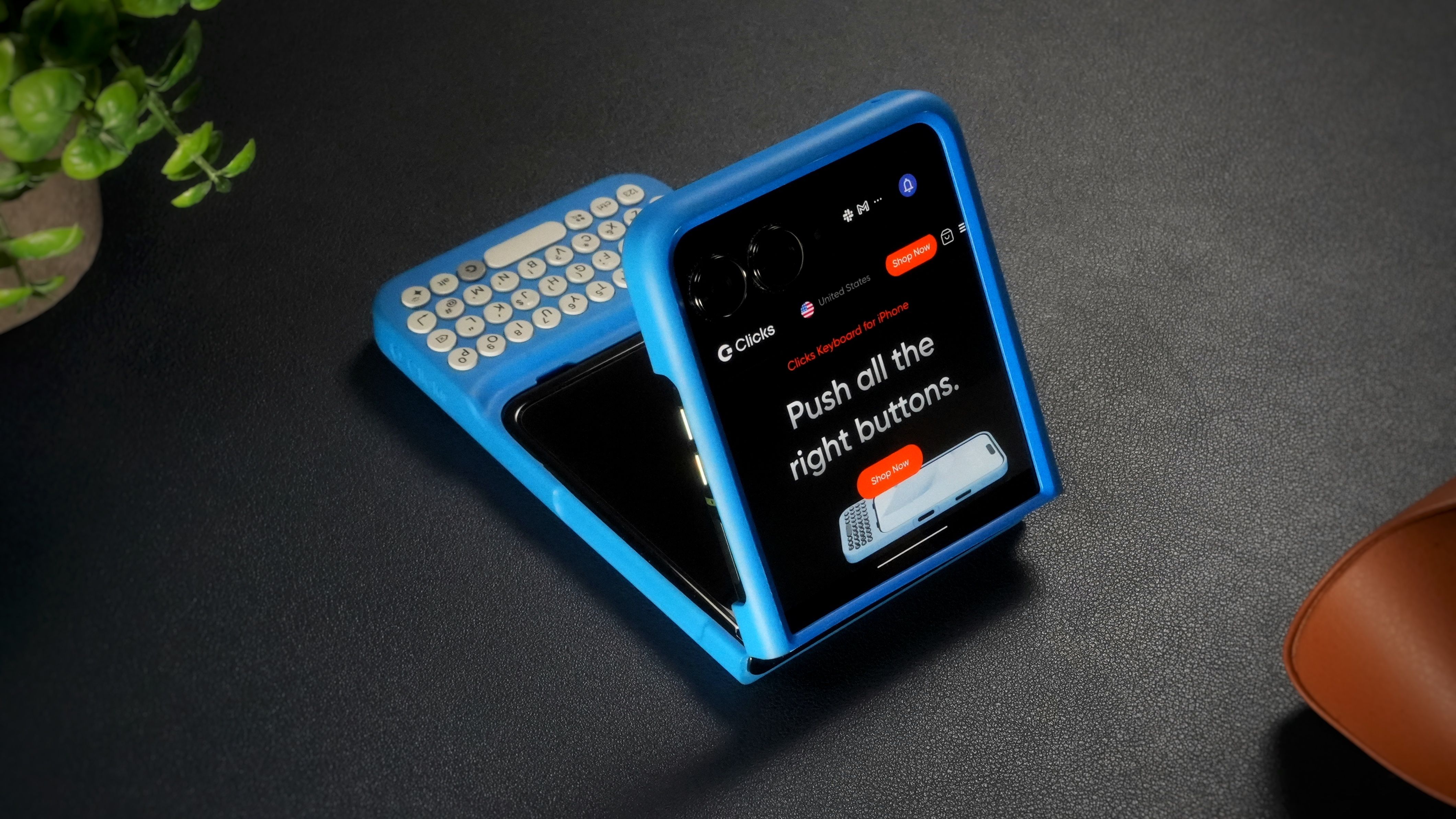 Clicks Keyboard for Razr キーボード付き スマホケース Clicks Keyboard case transforms the Motorola Razr flip